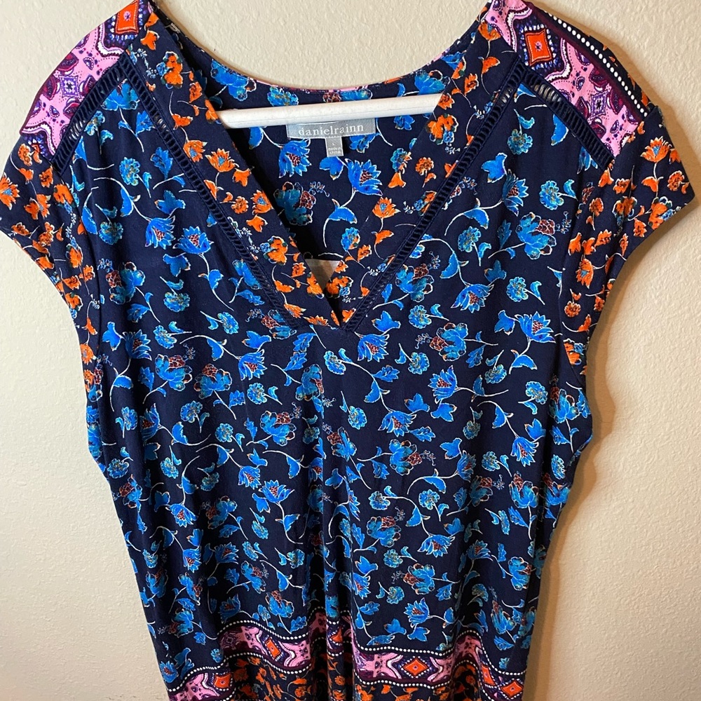 Daniel Rainn top size Lg